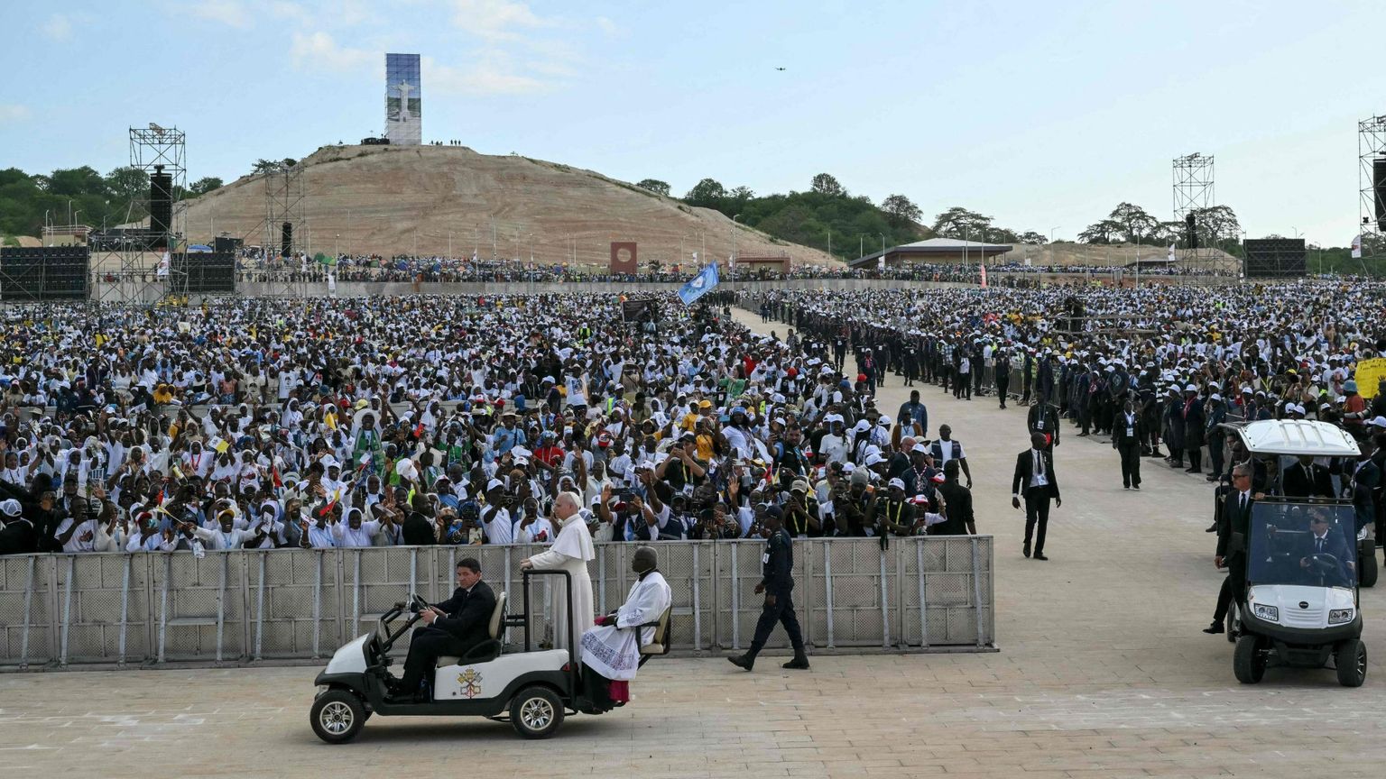 Dall’Angola ferita l’appello del Papa per la pace nel mondo. «È l’amore che deve trionfare, non la guerra»