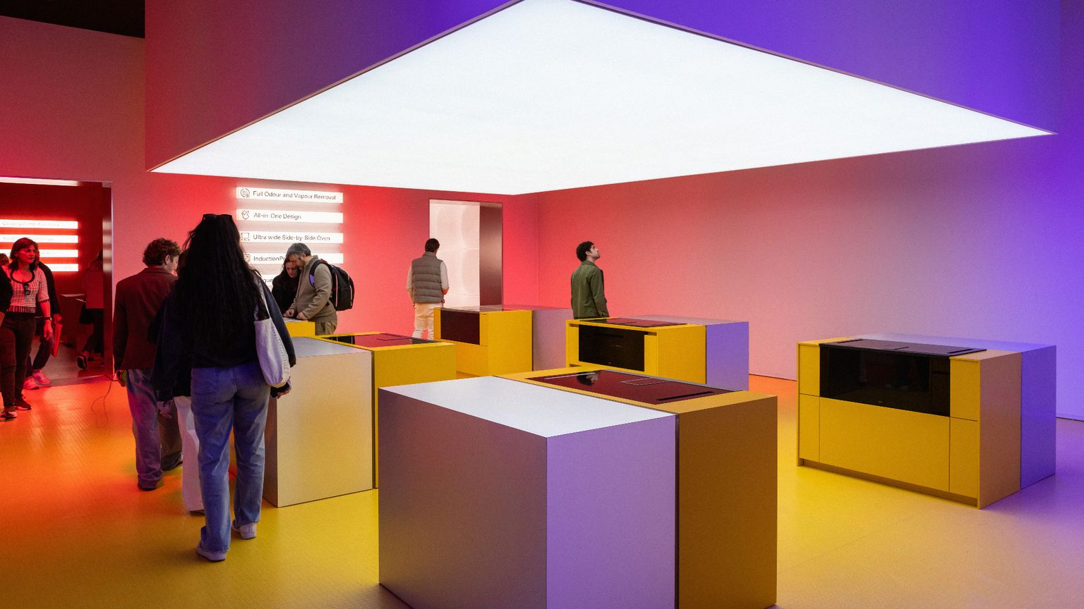 Chiostri, piscine e palazzi storici: così il Salone del mobile va “fuori”. La nostra guida