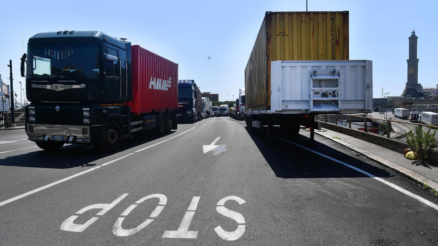 Un momento dello sciopero degli autotrasportatori con vari presidi ai varchi portuali del porto di Genova
