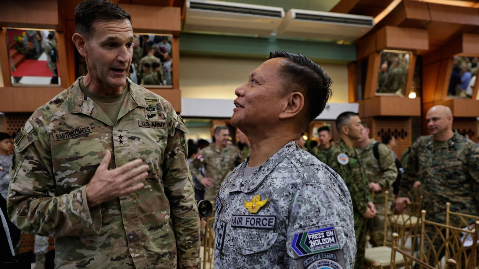 Ufficiali militari delle Filippine e degli Stati Uniti durante la cerimonia di apertura dell'esercitazione congiunta Filippine-USA Balikatan a Manila