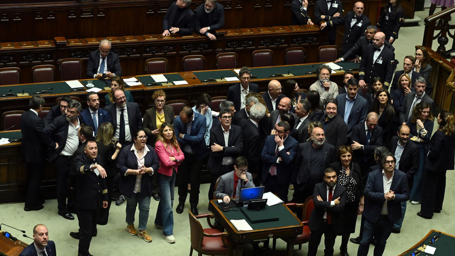 Premio rimpatri, Meloni va avanti ma corregge il decreto. Le opposizioni "occupano"