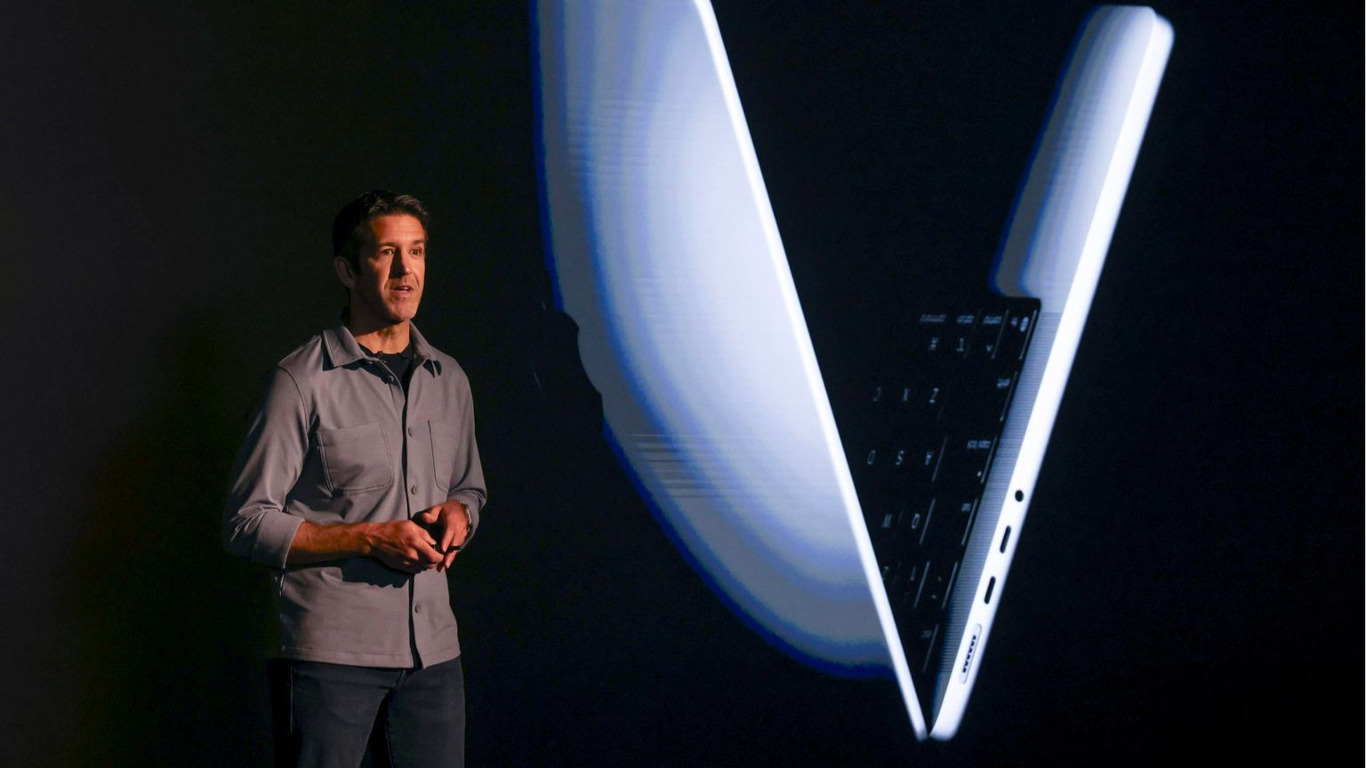 Tim Cook lascia la guida di Apple, il nuovo Ceo sarà John Ternus