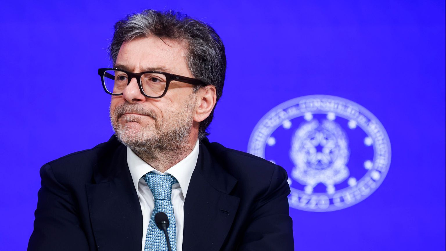 Il verdetto sui conti pubblici: per l'Europa l'Italia resta "sotto osservazione". Meloni: una beffa