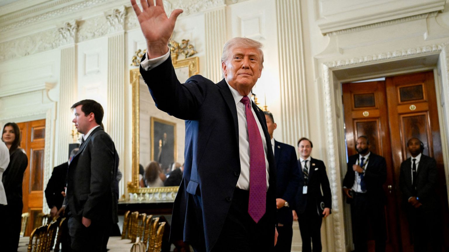 Trump ai minimi di consenso (33%). Tutti i passi falsi del presidente