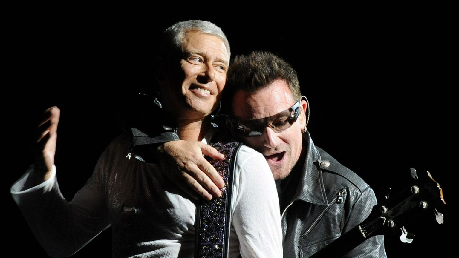 La svolta di Adam Clayton degli U2: «Così ho riportato Dio nella mia vita»