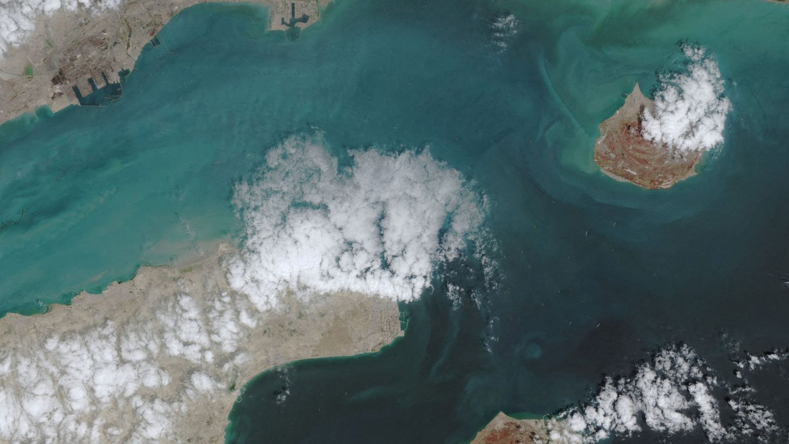 Le fuoriuscite di petrolio nelle acque del Golfo Persico si vedono dallo spazio