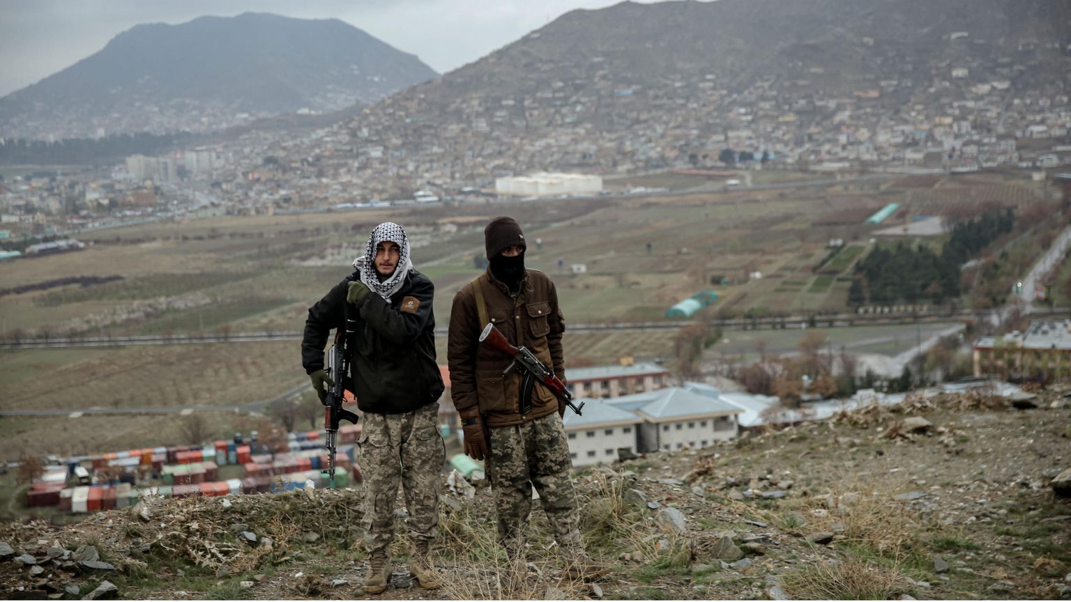 Due giovani con fucili sulle montagne tra Afghanistan e Pakistan