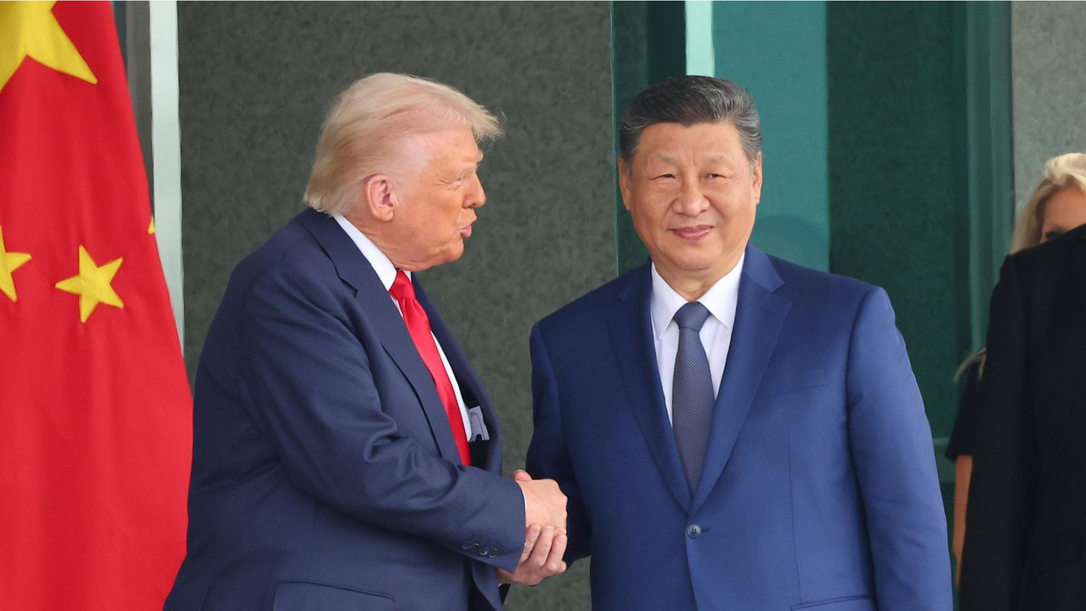 La stretta di mano fra Donald Trump e Xi Jinping in Corea del Sud nel 2025