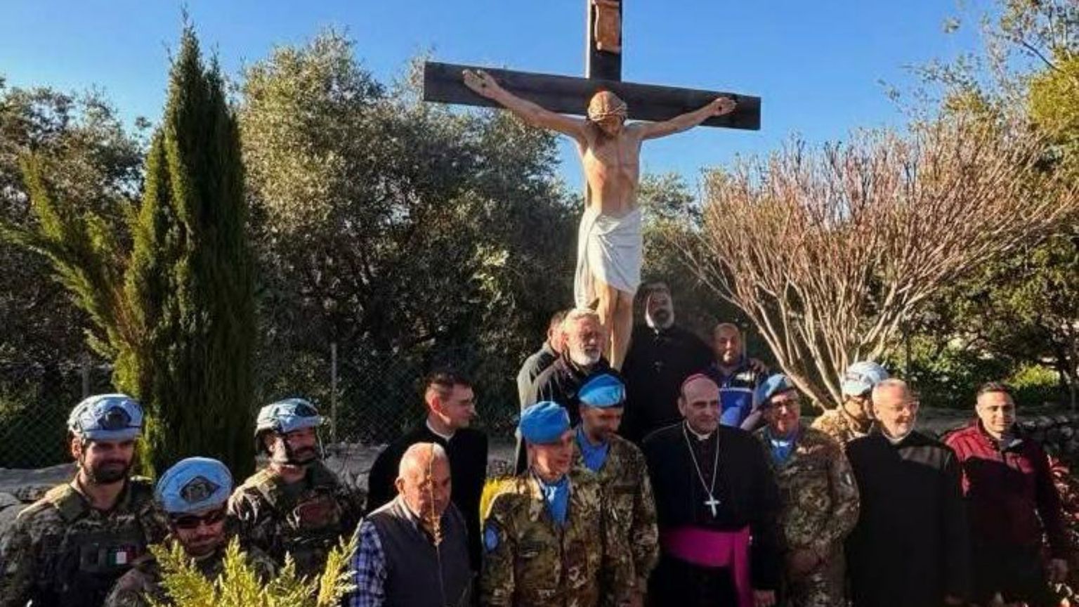 Libano, i militari italiani sostituiscono la statua di Gesù distrutta da soldato israeliano