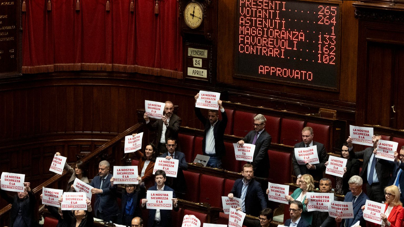 Sicurezza, fra dubbi e proteste arriva il via libera a entrambi i decreti
