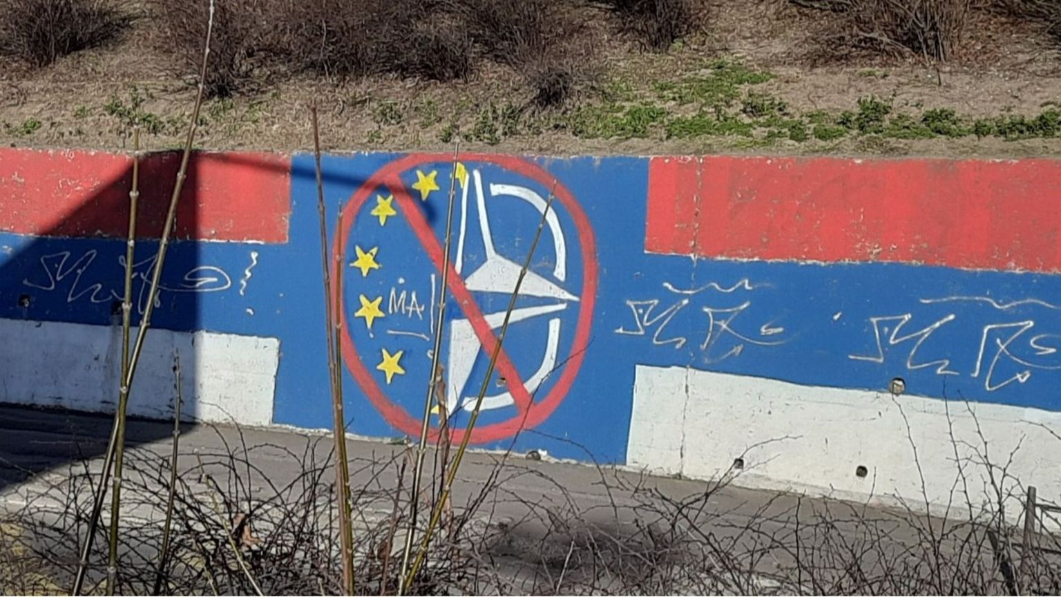Un murale a Belgrado contro l’Unione Europea e la Nato