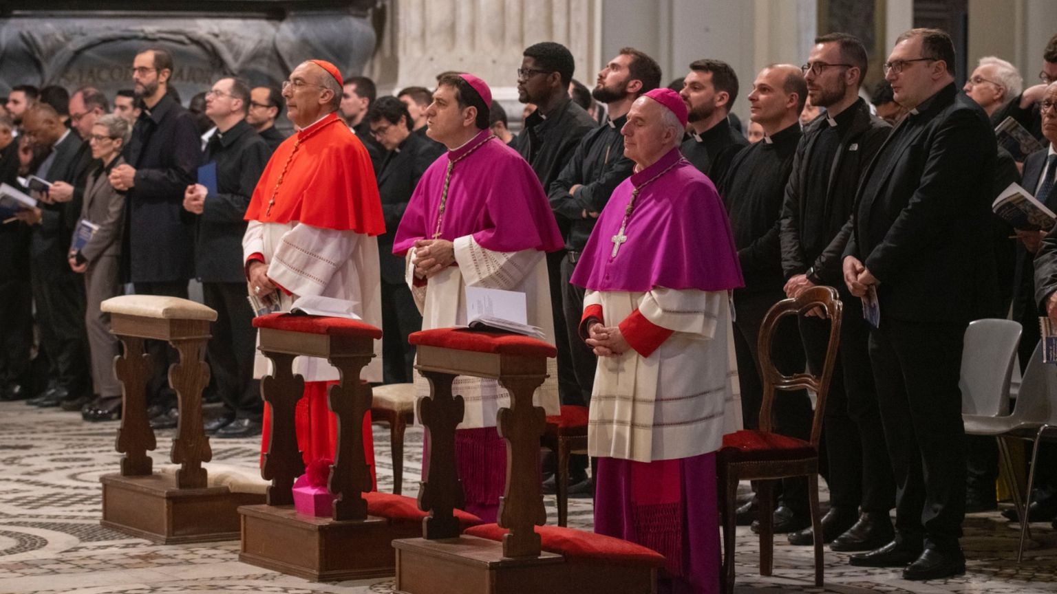 Reina e alcuni ordinandi alla veglia di preghiera per le vocazioni, venerdì in Basilica Lateranense