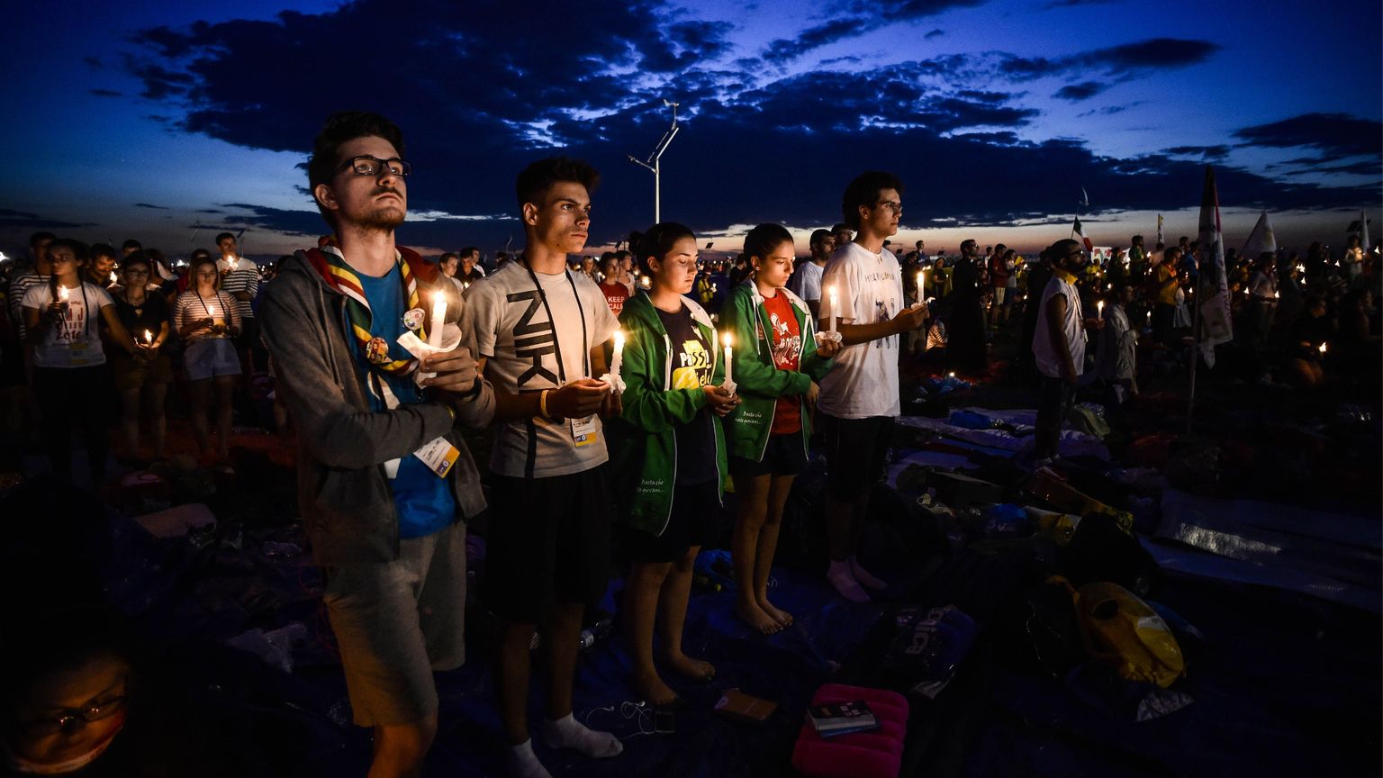 Giovani in preghiera a Cracovia, in occasione della veglia con il Papa per la Giornata mondiale della gioventù, da sempre occasione di scoperta della propria vocazione per molti ragazzi