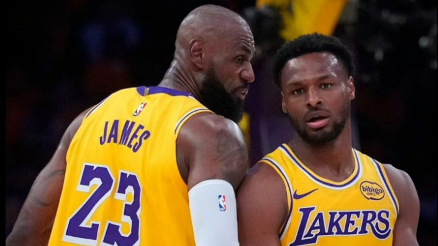 LeBron padre e figlio in campo coi Lakers in un frame del video della loro ultima partita