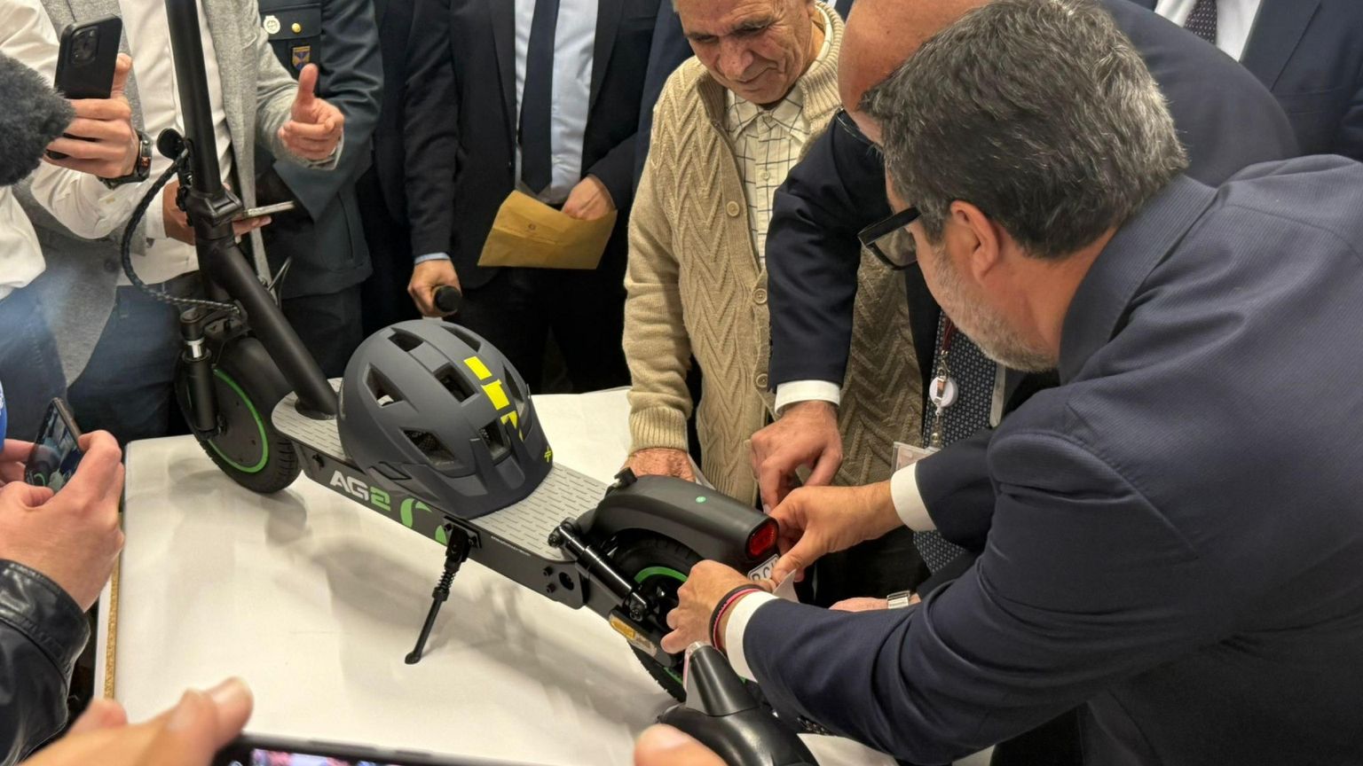 Arrivano le targhe per i monopattini. Salvini: «È per il bene di tutti»