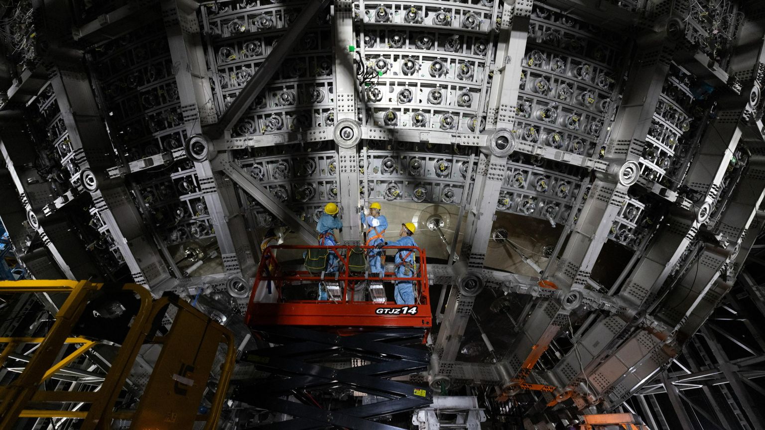 La Cina ha costruito il più grande rivelatore sferico trasparente al mondo a 700 metri di profondità