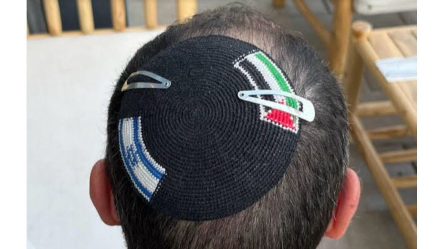 Una kippà con due bandiere: israeliana e palestinese