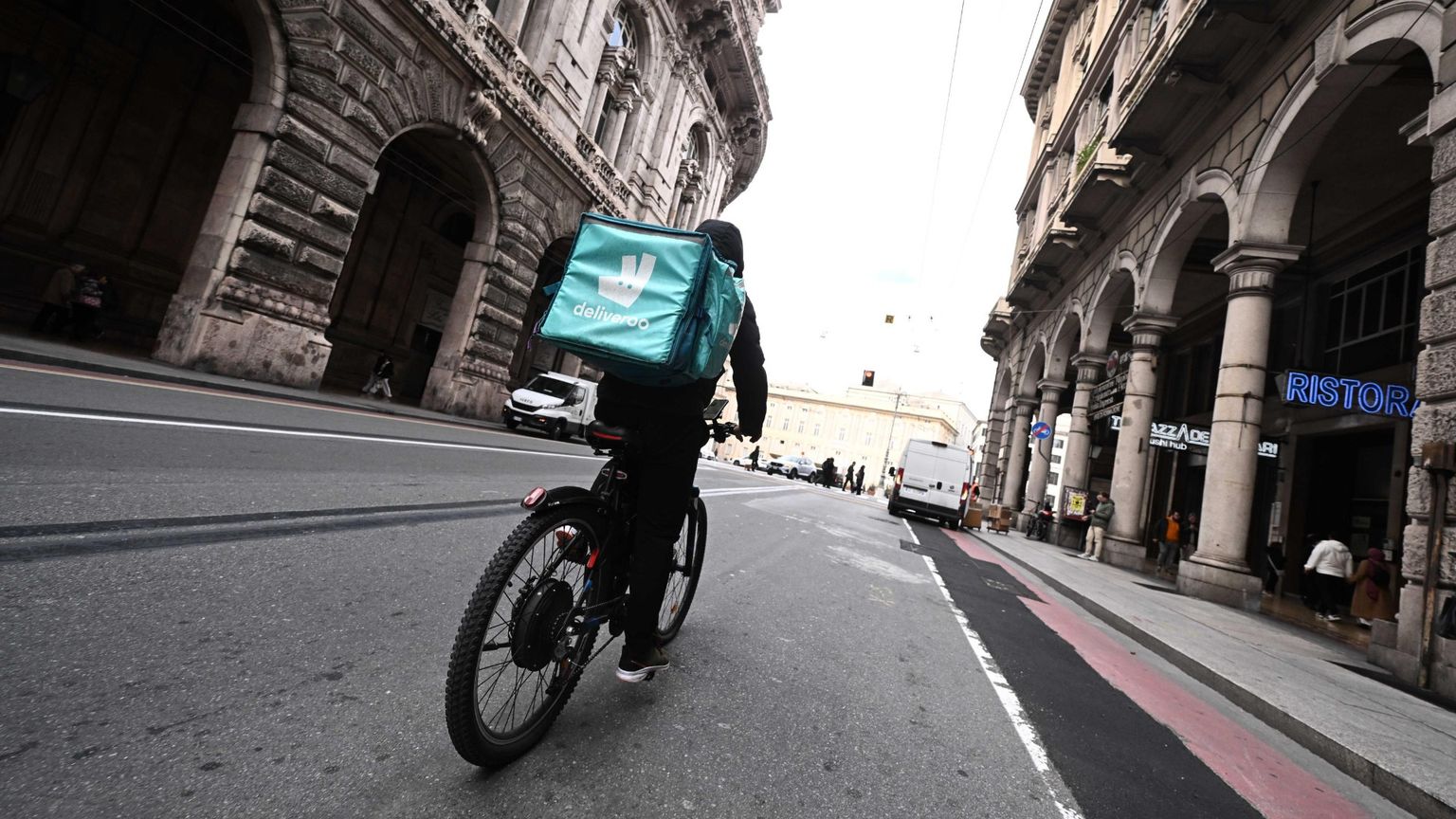 Si lavora di più ma gli stipendi reali sono fermi: così cresce il fenomeno povertà