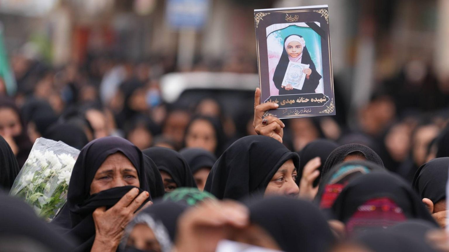 La strage della scuola in Iran, le vittime sono 155