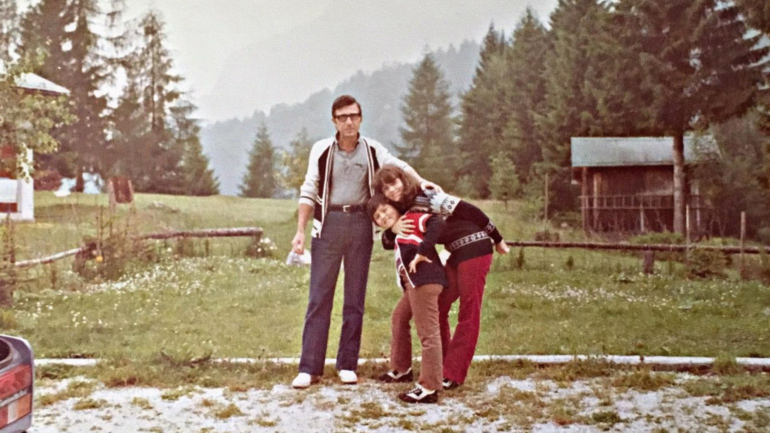 Il direttore dell’Ufficio del Registro di Foggia, Francesco Marcone, assieme ai figli Daniela e Paolo nella foto di famiglia scelta come copertina per il docufilm che racconta la storia del suo omicidio