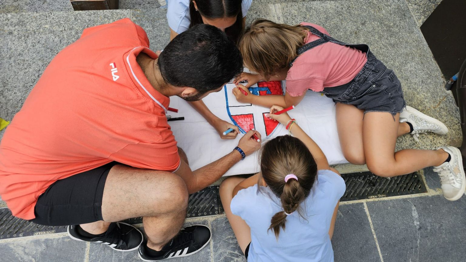 Una famiglia durante un'attività di gioco e confronto