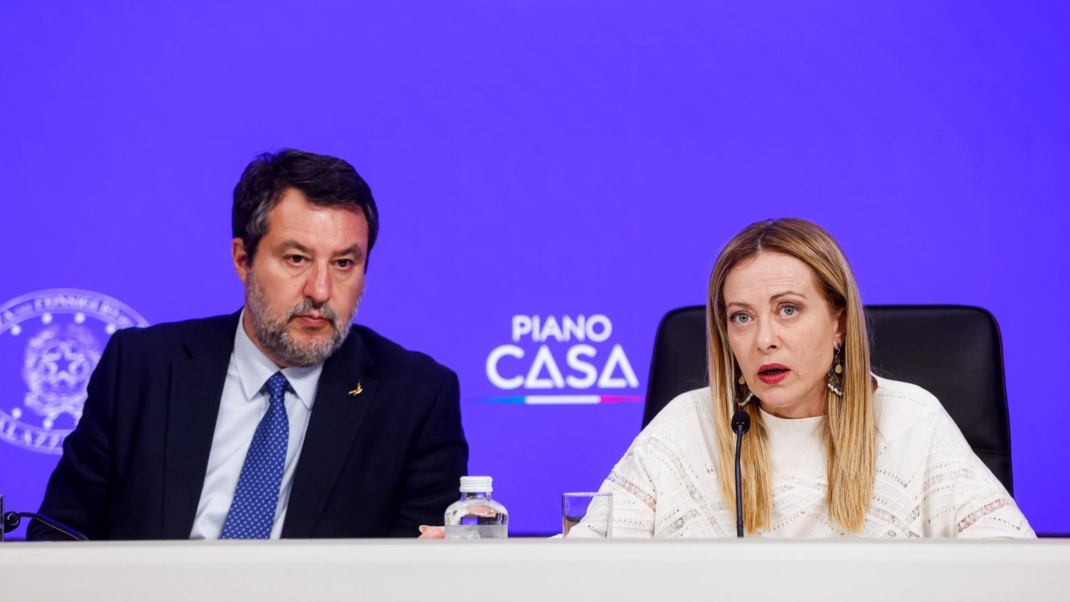 La presidente del Consiglio Giorgia Meloni con il ministro delle Infrastrutture e Trasporti Matteo Salvini durante la conferenza stampa al termine del Consiglio dei Ministri, presso Palazzo Chigi, Roma, 30 aprile 2026/ ANSA