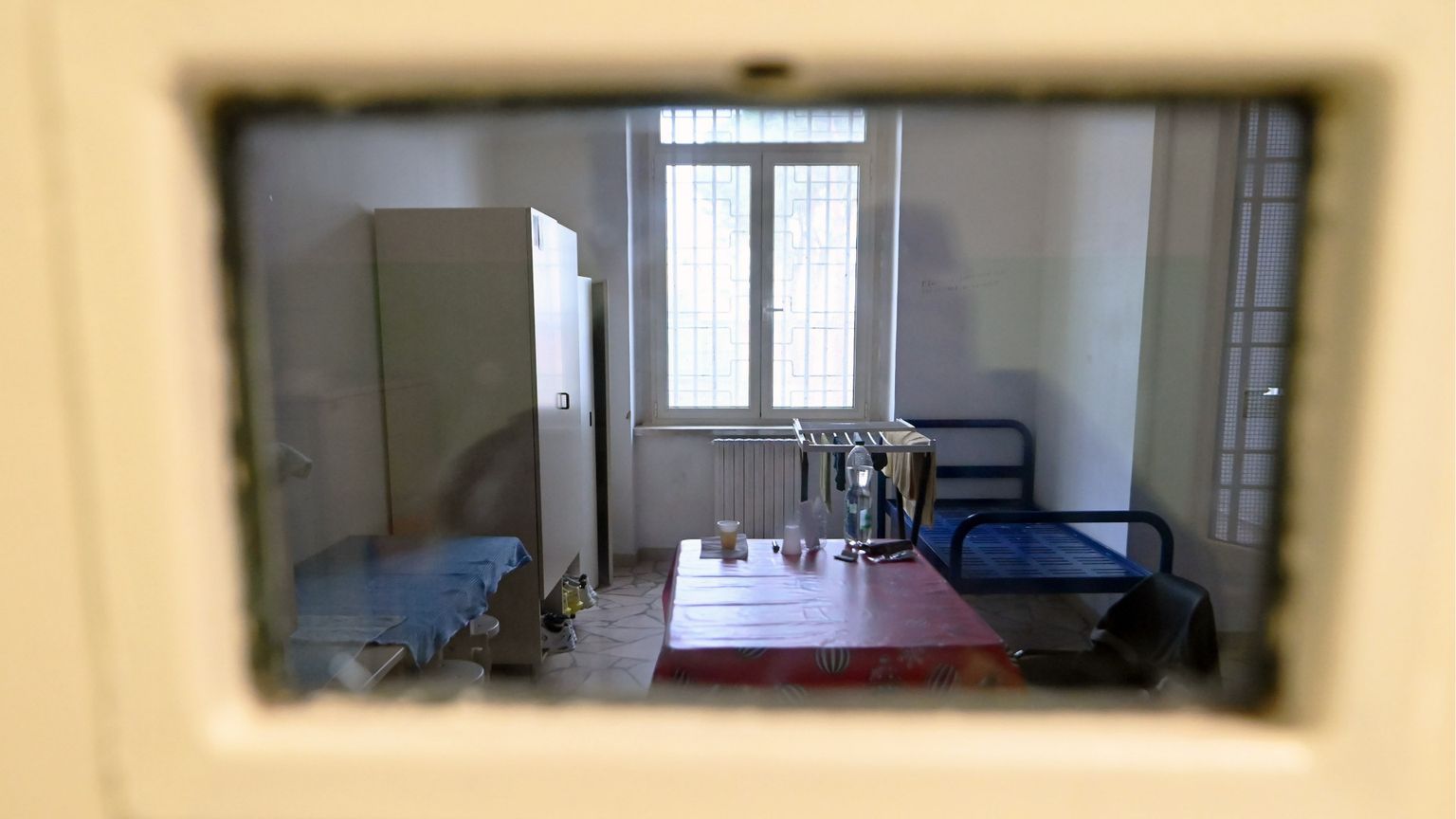 Io, cappellano in carcere e quel frigo negato: se vince la logica della punizione