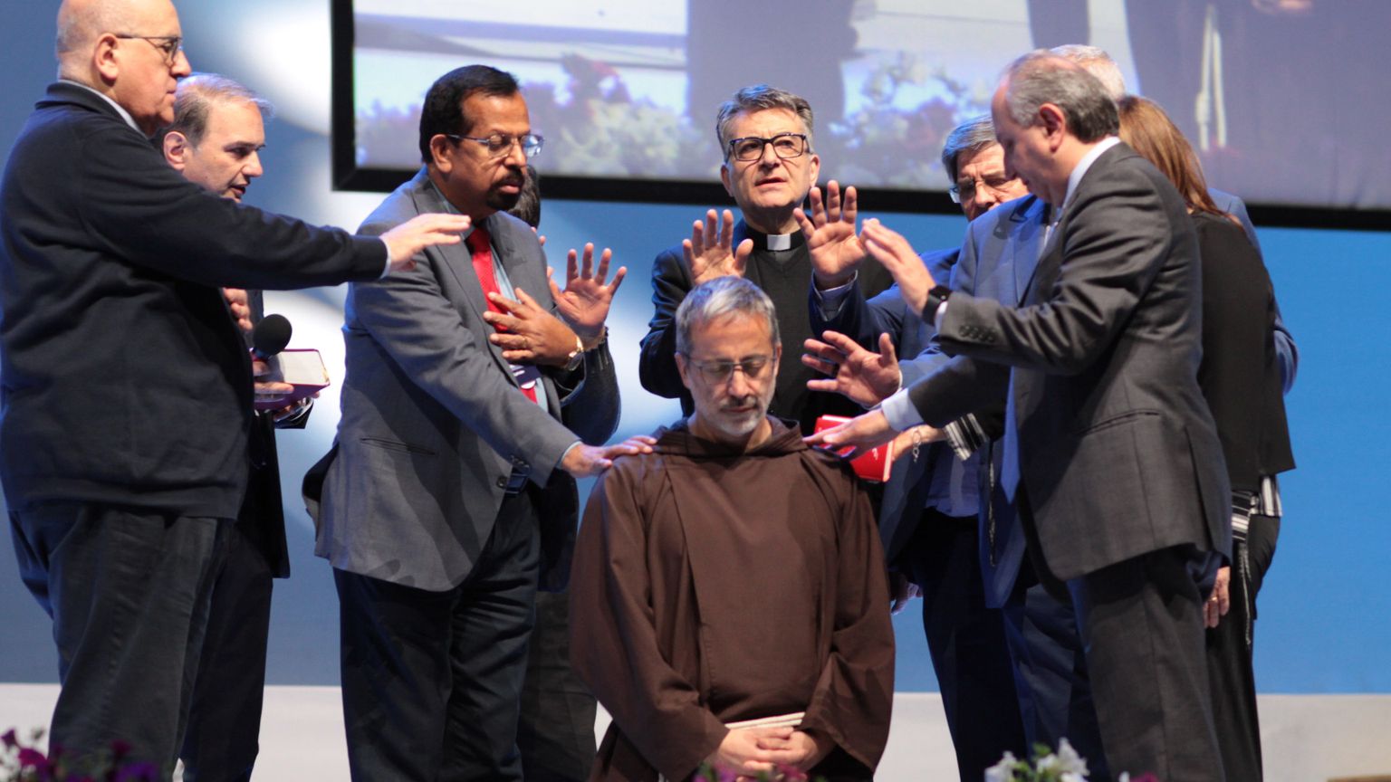 L'invocazione su padre Faltas prima del suo intervento alla Convocazione nazionale del Rinnovamento nello Spirito Santo / MARIO PINIZZOTTO