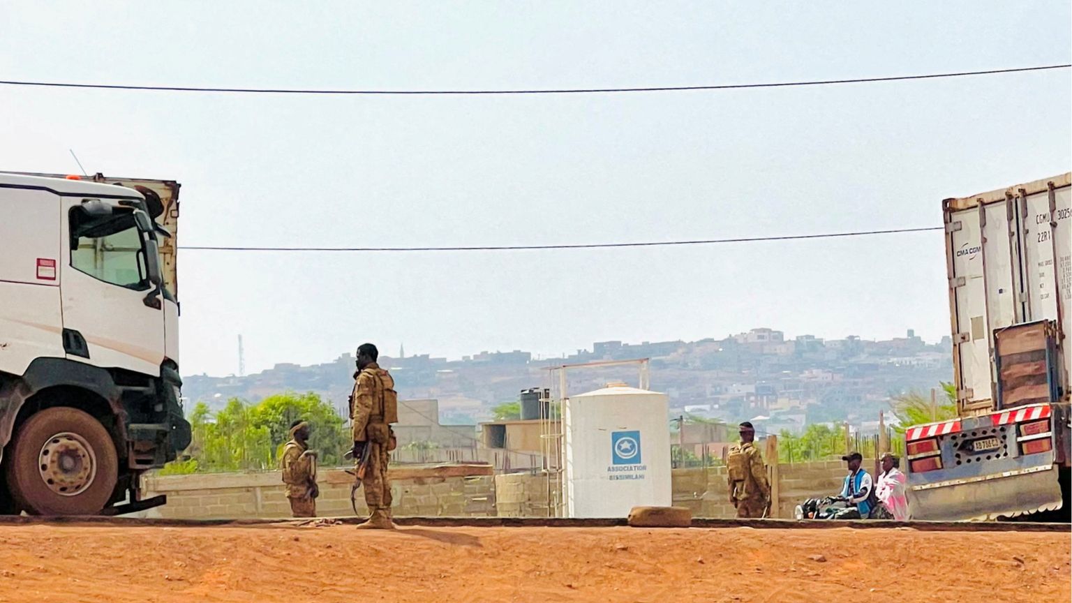 Due militari nella base militare di Kati in mezzo al deserto: un camion arriva