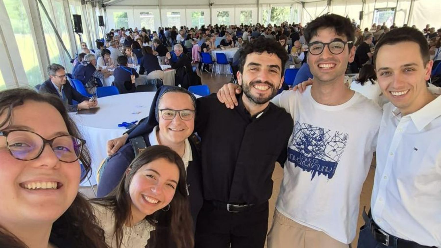 I giovani della diocesi di Modena a Verona. Da sinistra: Anna Guidetti, Ilaria Valdevit, suor Silvia Baglieri, don Ignazio (dell’Ufficio famiglia Cei) , Francesco Boldrini e Pietro Garuti