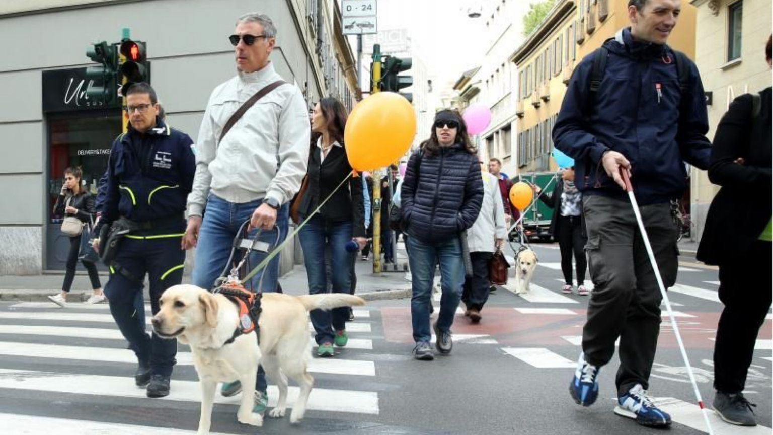 Milano, parcheggi selvaggi. L'appello dell'Unione ciechi: «Più sicurezza per i non vedenti»