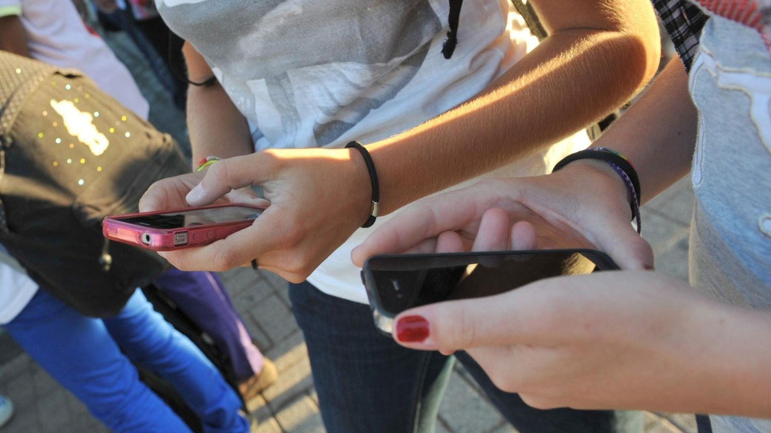 Giovani con lo smartphone in mano