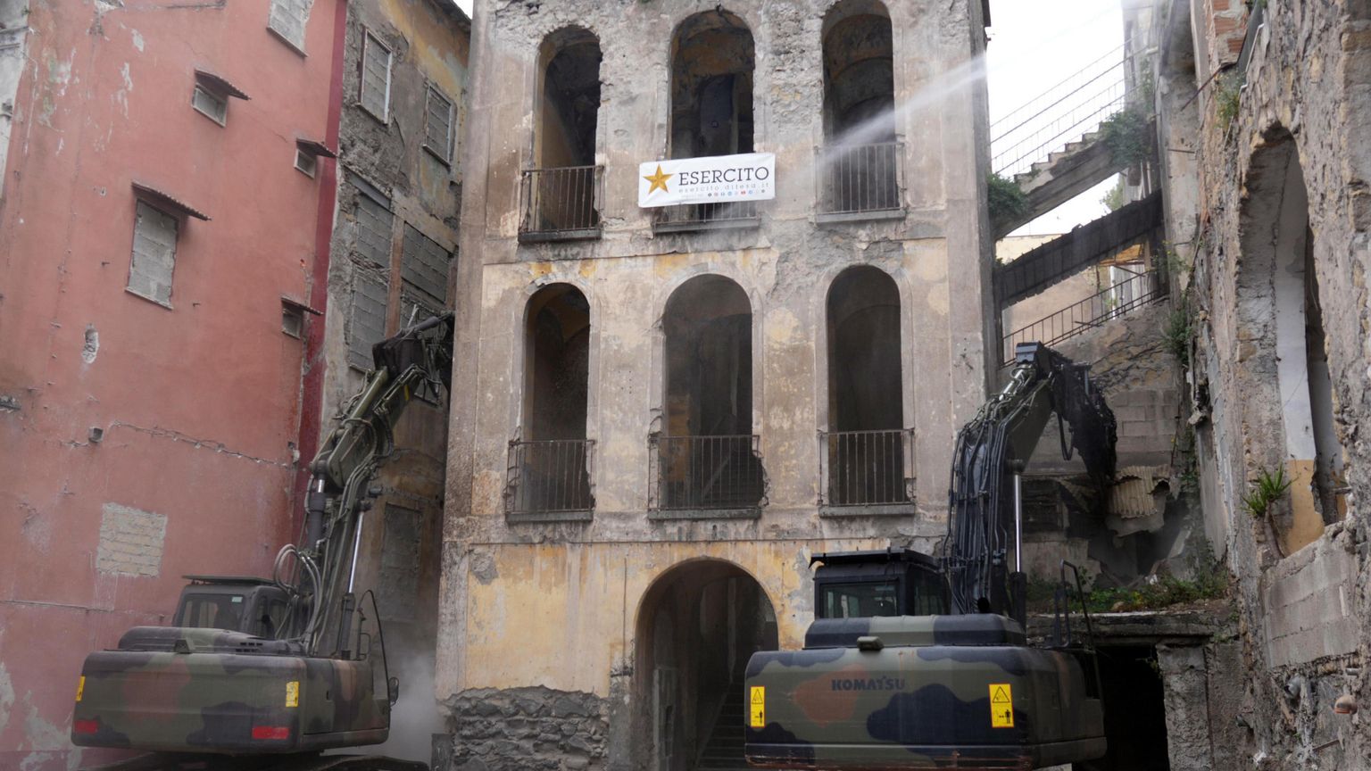 L'inizio dell'abbattimento di Palazzo Fienga a Torre Annunziata (Napoli), 5 maggio 2026
