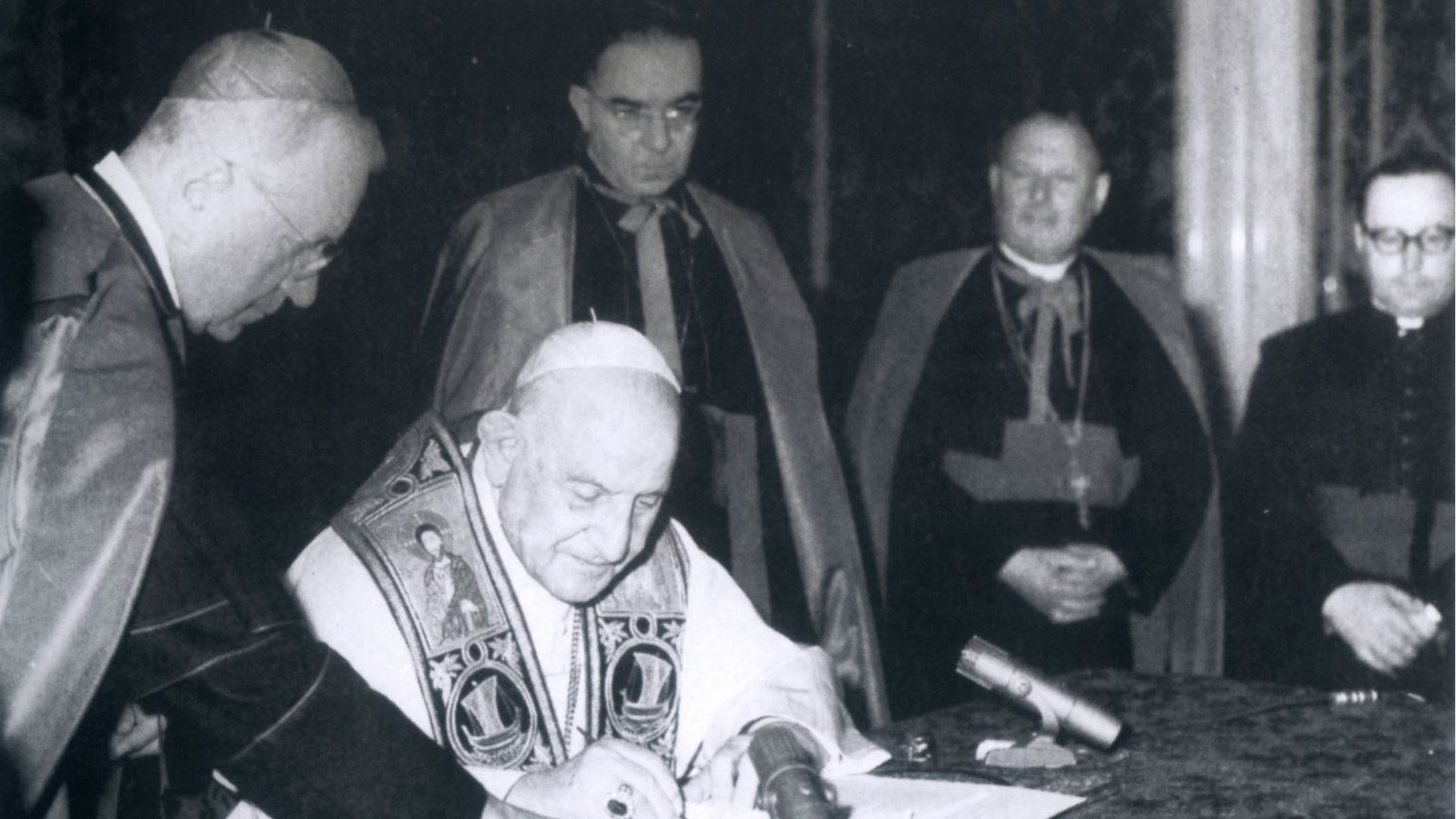 Vaticano, 9 aprile 1963, papa Giovanni XXIII firma l'enciclica "Pacem in Terris" / SICILIANI