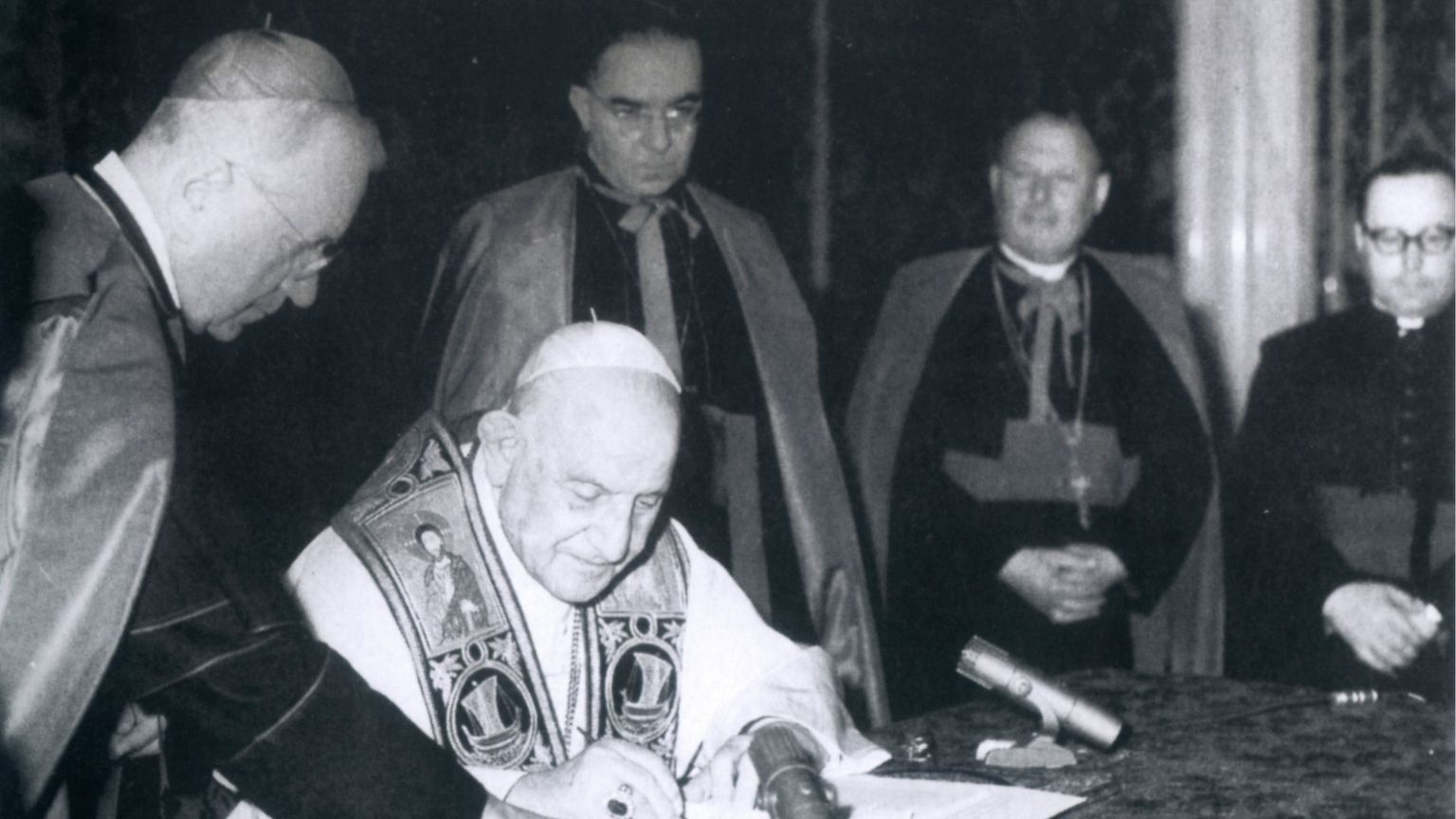 Vaticano, 9 aprile 1963, papa Giovanni XXIII firma l'enciclica "Pacem in Terris" / SICILIANI