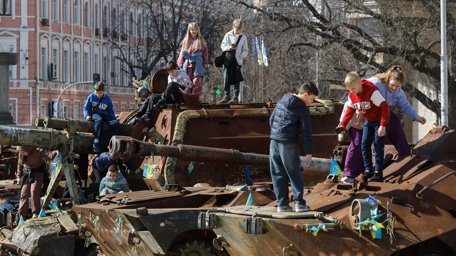 Alcuni bambini giocano su un carro armato russo danneggiatoed espostoa Kiev insieme ad altri mezzi di Mosca, tutti colpiti da attacchi dell’esercito ucraino / Ansa