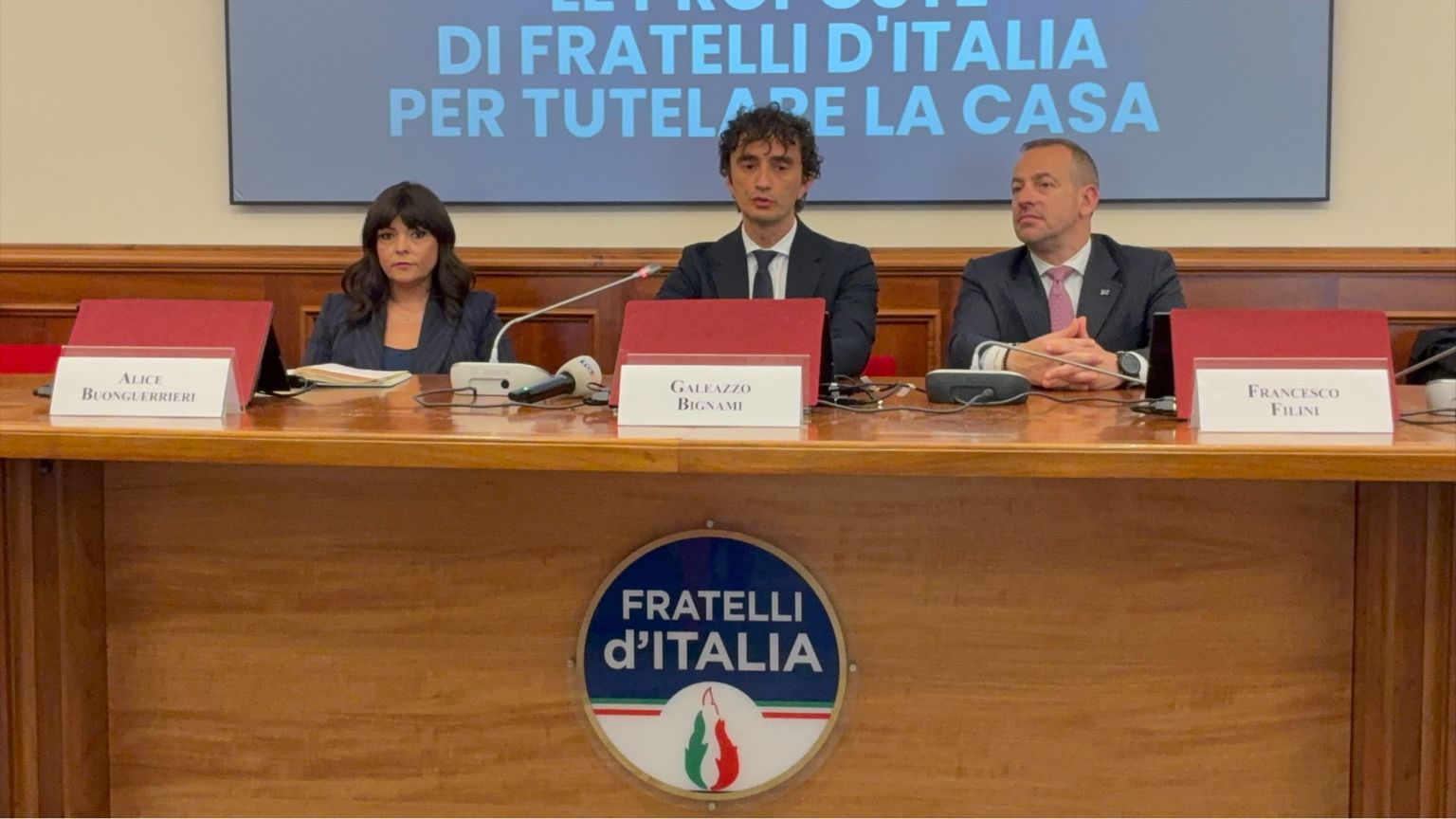 Il capogruppo Galeazzo Bignami e i deputati Alice Buonguerrieri e Francesco Filini durante la conferenza stampa alla Camera “Sgomberi e sfratti. Le proposte di Fratelli d’Italia per tutelare la casa”, 6 maggio 2026