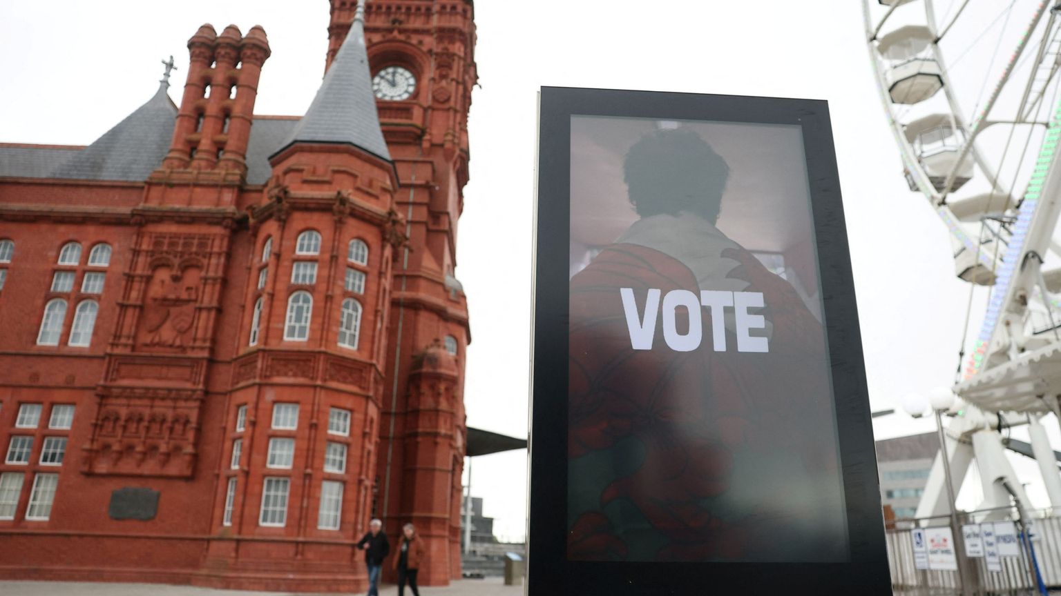 Manifesto elettorale affisso vicino al Senedd, il parlamento gallese, a Cardiff / Reuters