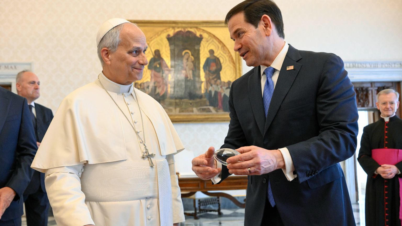 Lo scambio di doni tra il segretario di Stato americano, Marco Rubio, e papa Leone XIV / VATICAN MEDIA