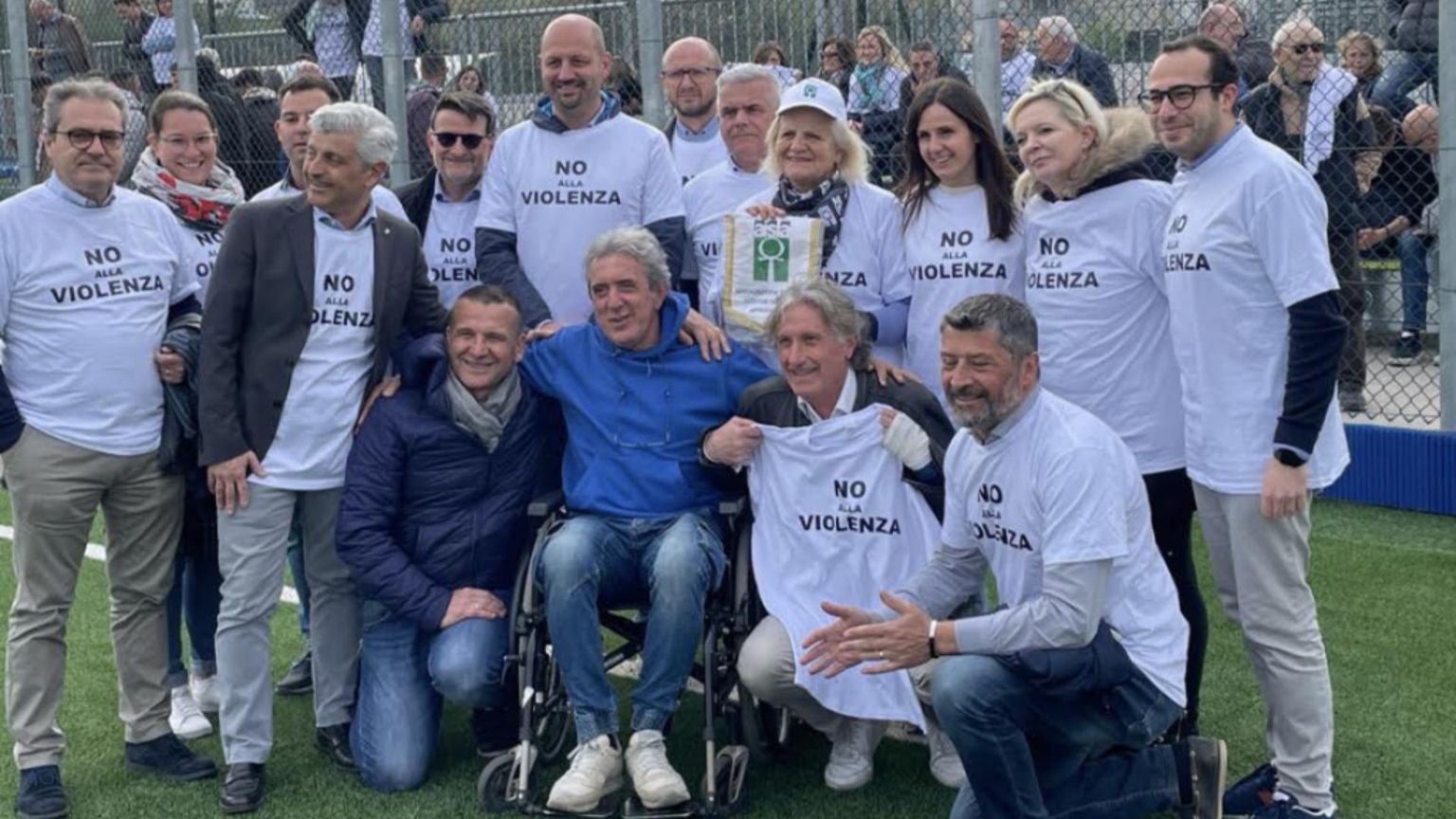 I sindaci della Bergamasca in una manifestazione di solidarietà a Stefano Turchi  nel 2023 / Aisla Bergamo