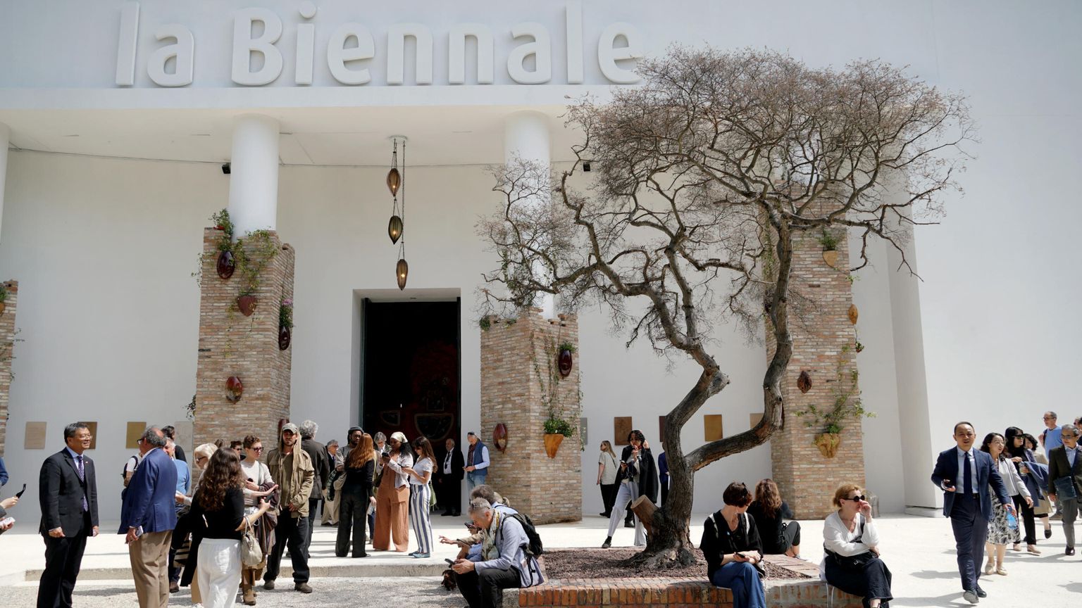 L’ingresso del Padiglione Centrale nel nuovo allestimento della curatrice artistica Koyo Kouoh, alla Biennale Arte 61, Venezia / ANSA