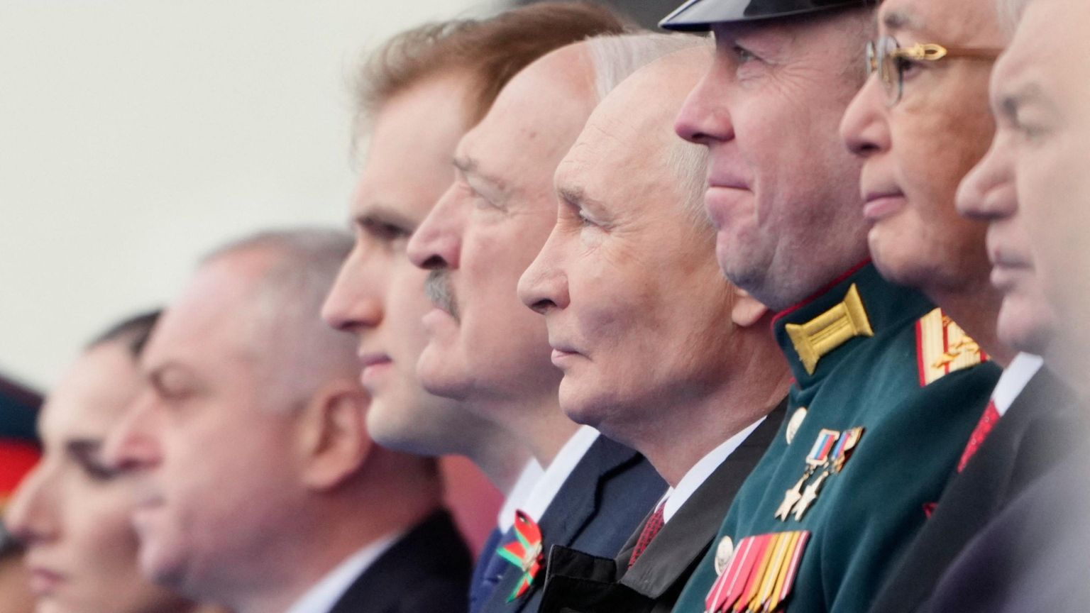Nove minuti, cinque soli leader presenti, zero veicoli militari: la parata flop di Putin