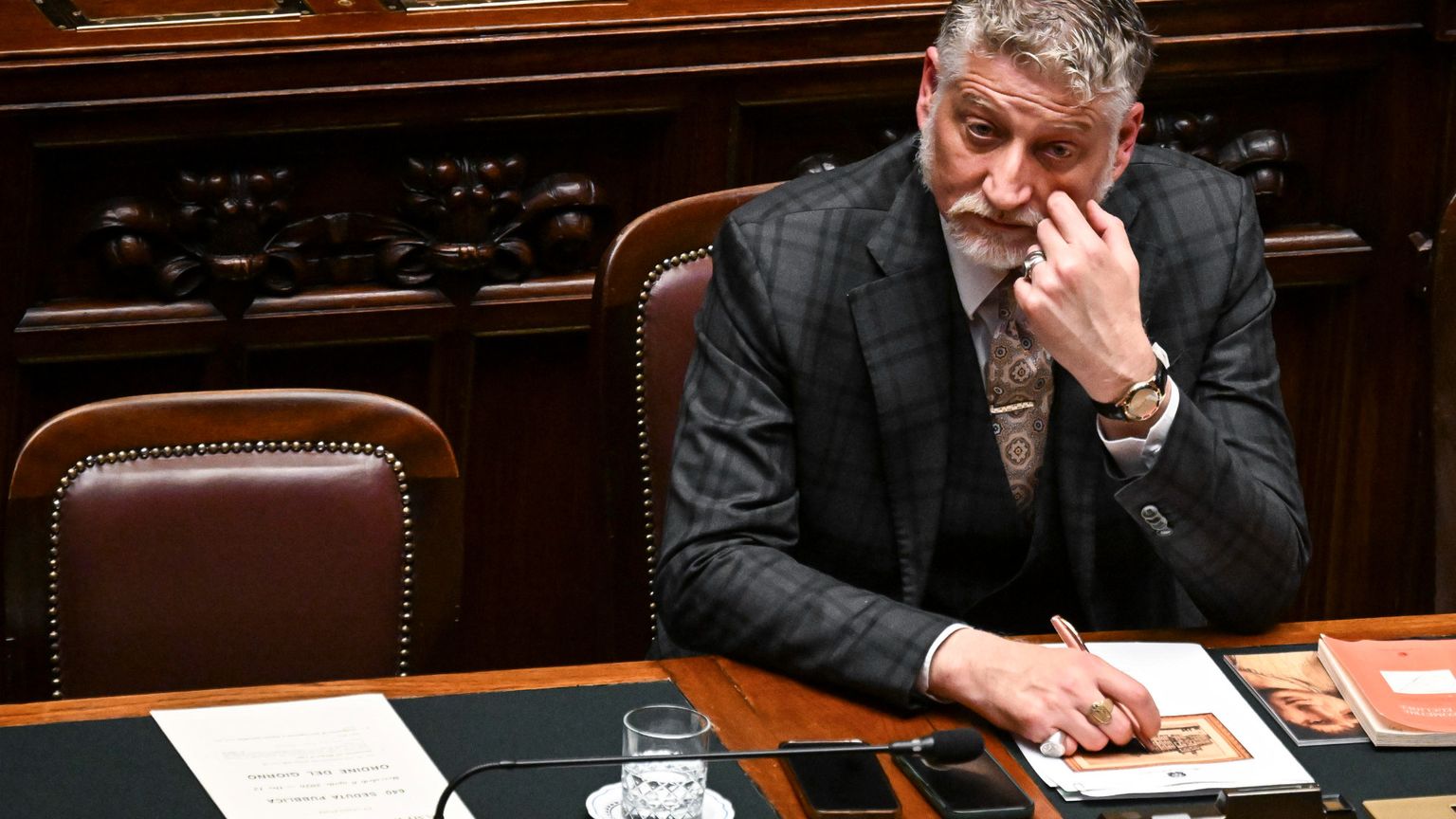 Terremoto al ministero della Cultura, Giuli caccia lo staff