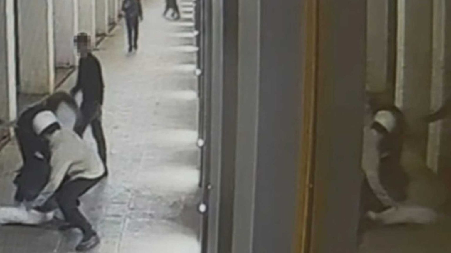 Uno dei momenti della terribile aggressione su Davide ripresa dalle telecamere della zona