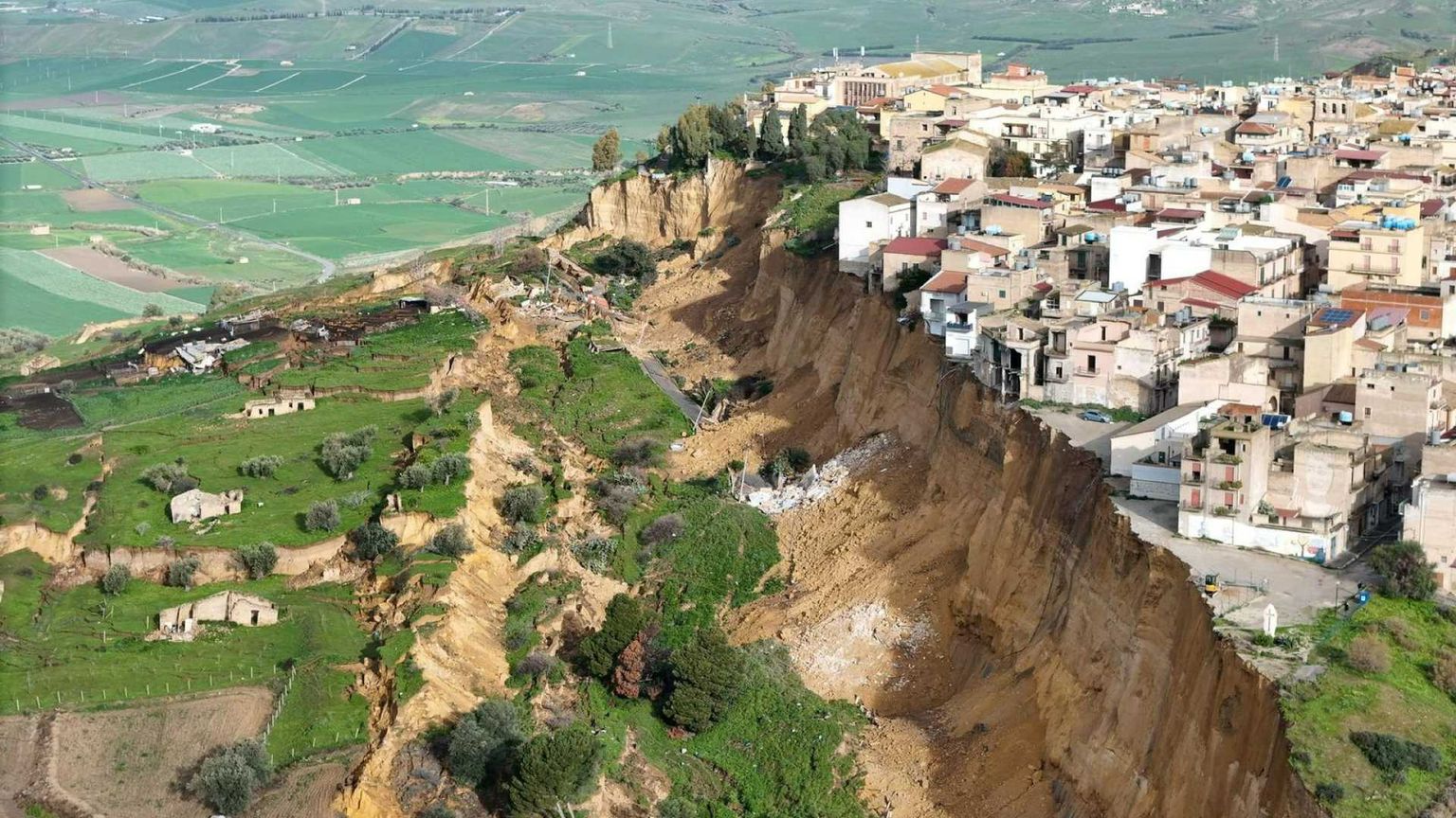 Niscemi, le case in zona rossa saranno demolite