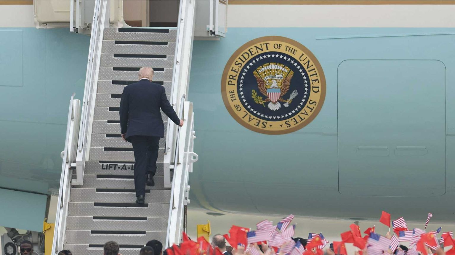 Donald Trump sale sull'Air Force One prima di lasciare Pechino