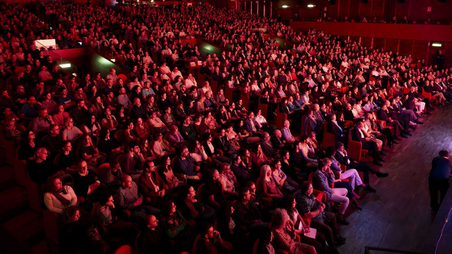 La platea stracolma di genitori durante uno degli incontri organizzati all'Auditorium della Conciliazione di Roma da Fondazione Oltre