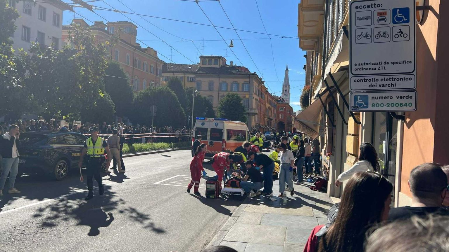 L'auto a 100 all'ora sui passanti, la fuga, il coltello: cosa è successo a Modena