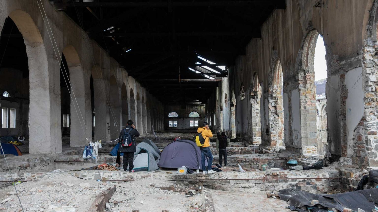 Alcuni volontari aiutano i migranti a Trieste