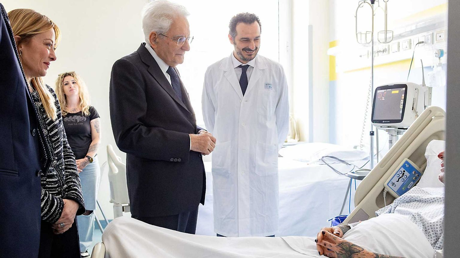 Mattarella e Meloni in ospedale, tra i feriti della tentata strage di Modena